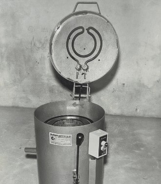 Secador da GV Máquinas com tampa aberta mostrando a resistência elétrica, foto de arquivo