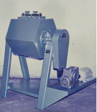 Tamboreador rotativo hexagonal da GV Máquinas com motor e redutor, foto de arquivo